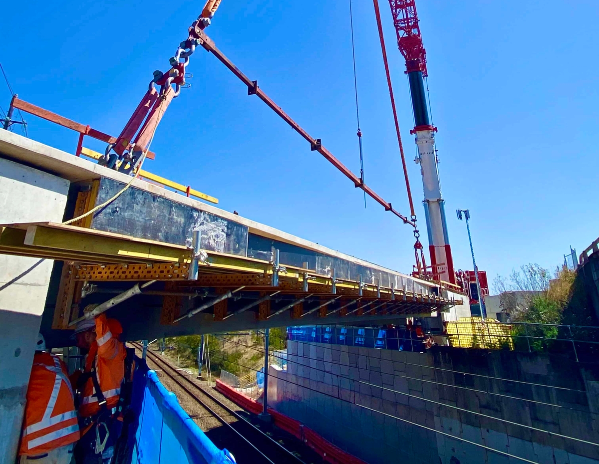 Heathcote Road Girder lift over electrified rail Ertech